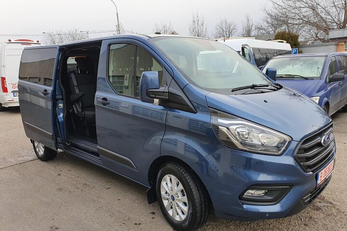 mėlynas mikroautobusas, pastatytas automobilių stovėjimo aikštelėje