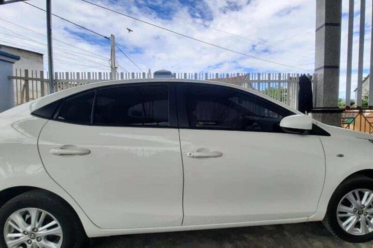 bílé auto zaparkované na parkovišti