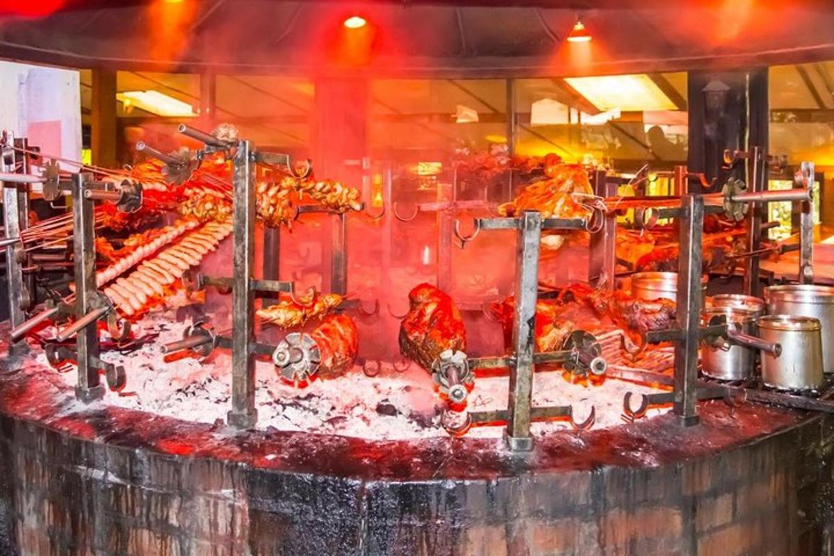 egy grillsütő csirkékkel és más ételekkel rajta