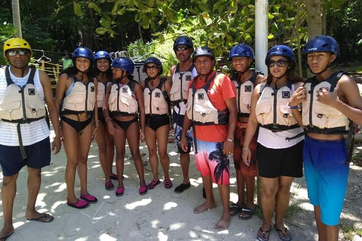 um grupo de pessoas com capacetes posando para uma foto