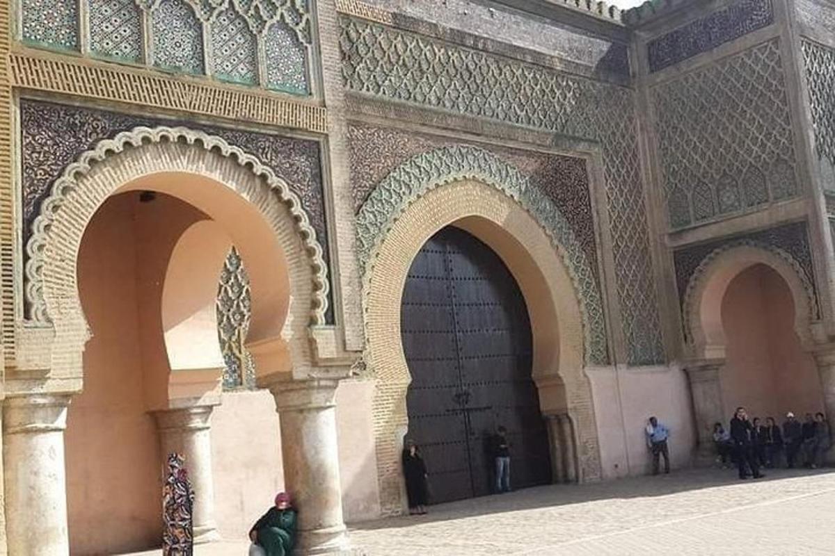 un gruppo di persone in piedi davanti a un edificio