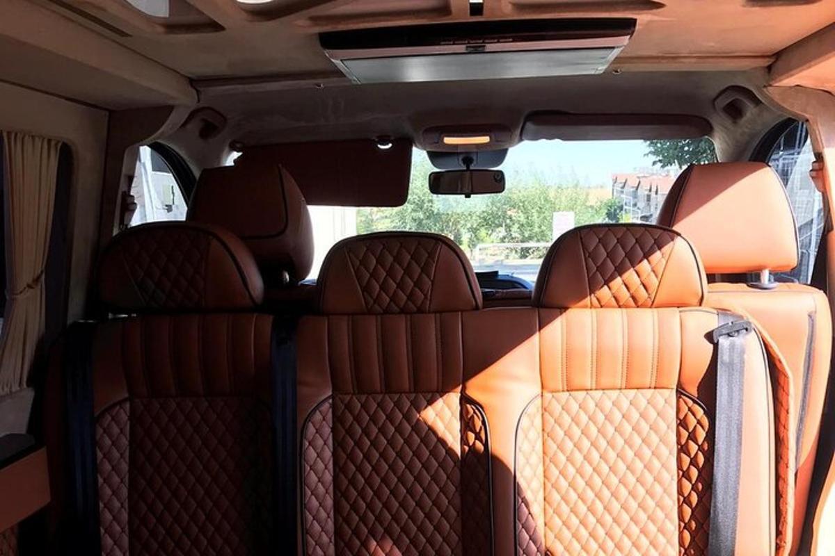 小型货车后座的视图