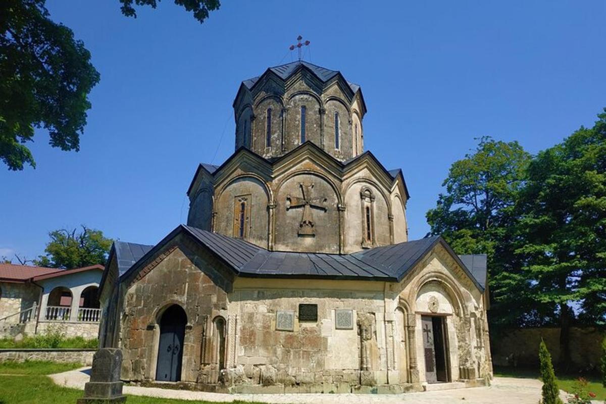 una vecchia chiesa con una torre in cima