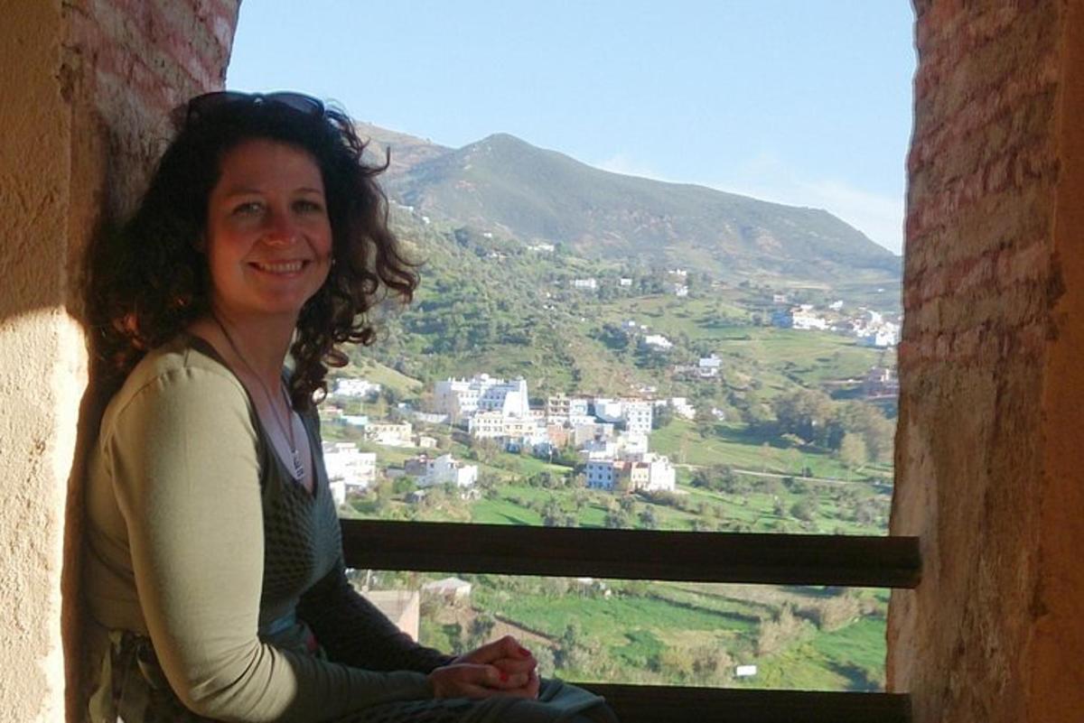 una donna seduta a una finestra con vista