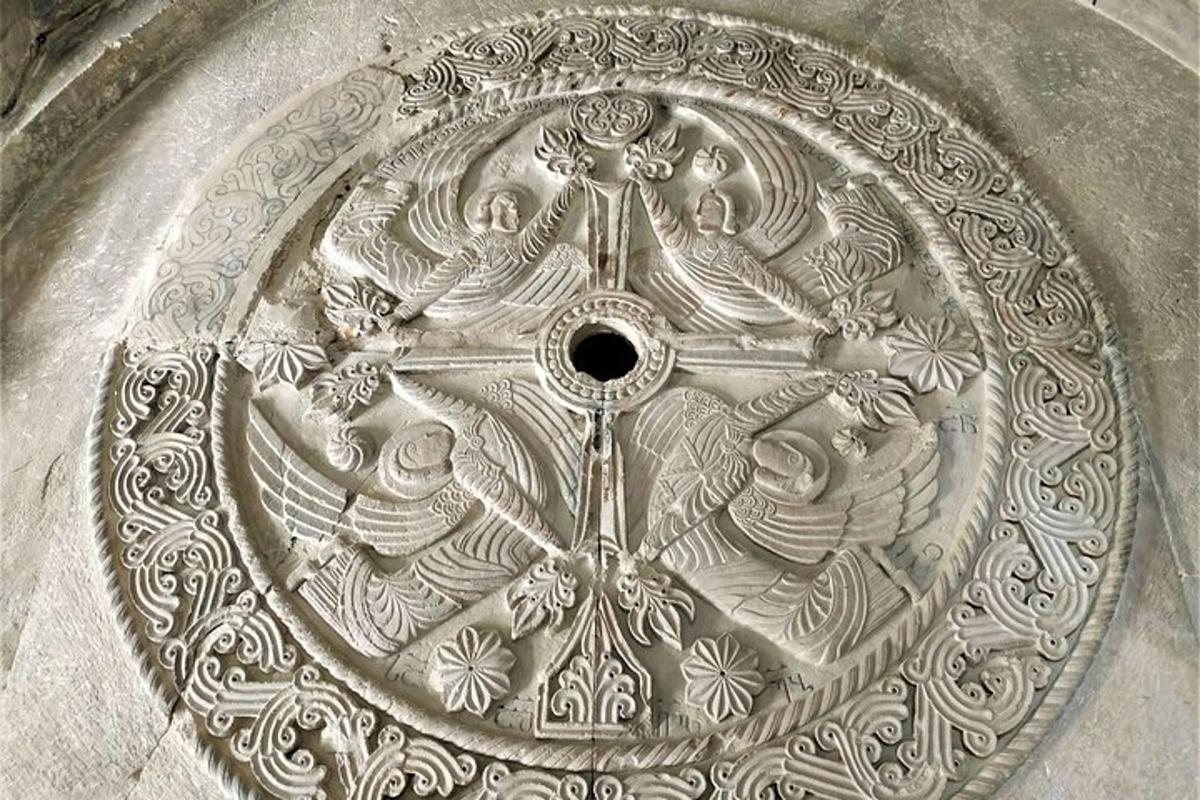 un primo piano di un orologio con degli uccelli sopra