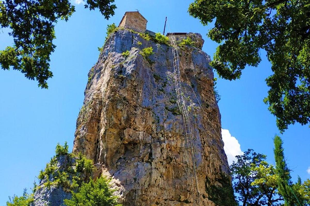 una montagna con una casa in cima