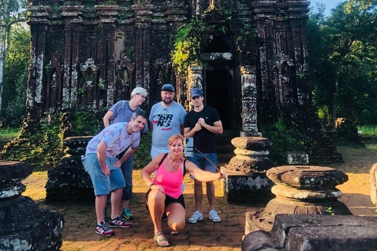 một nhóm người đang tạo dáng trước một ngôi đền