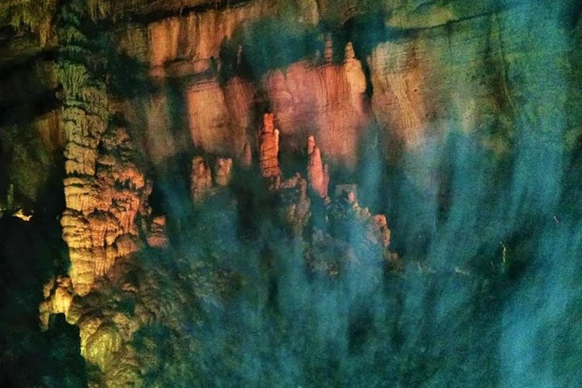 zračni pogled na skalnato gorsko pečino