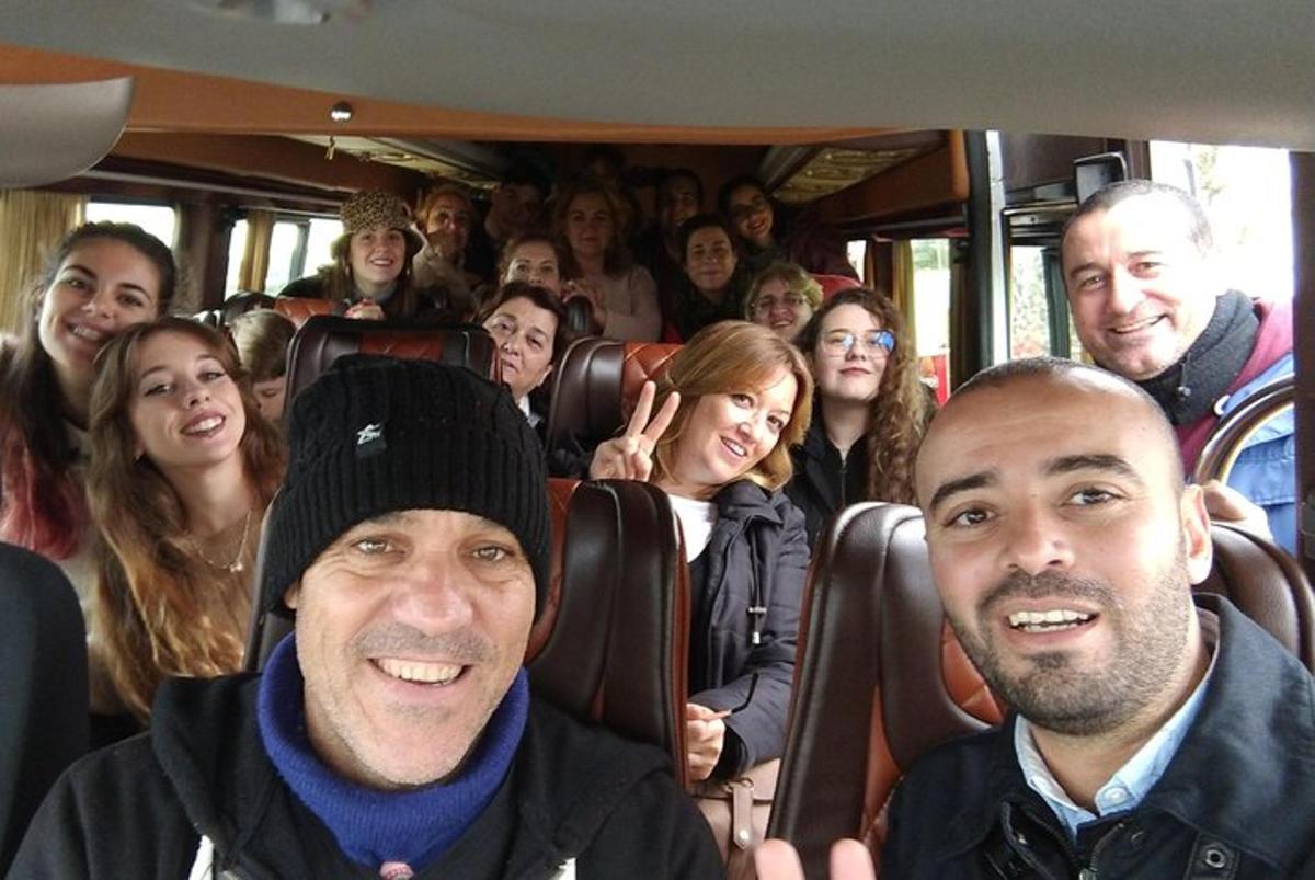 un gruppo di persone sedute su un autobus