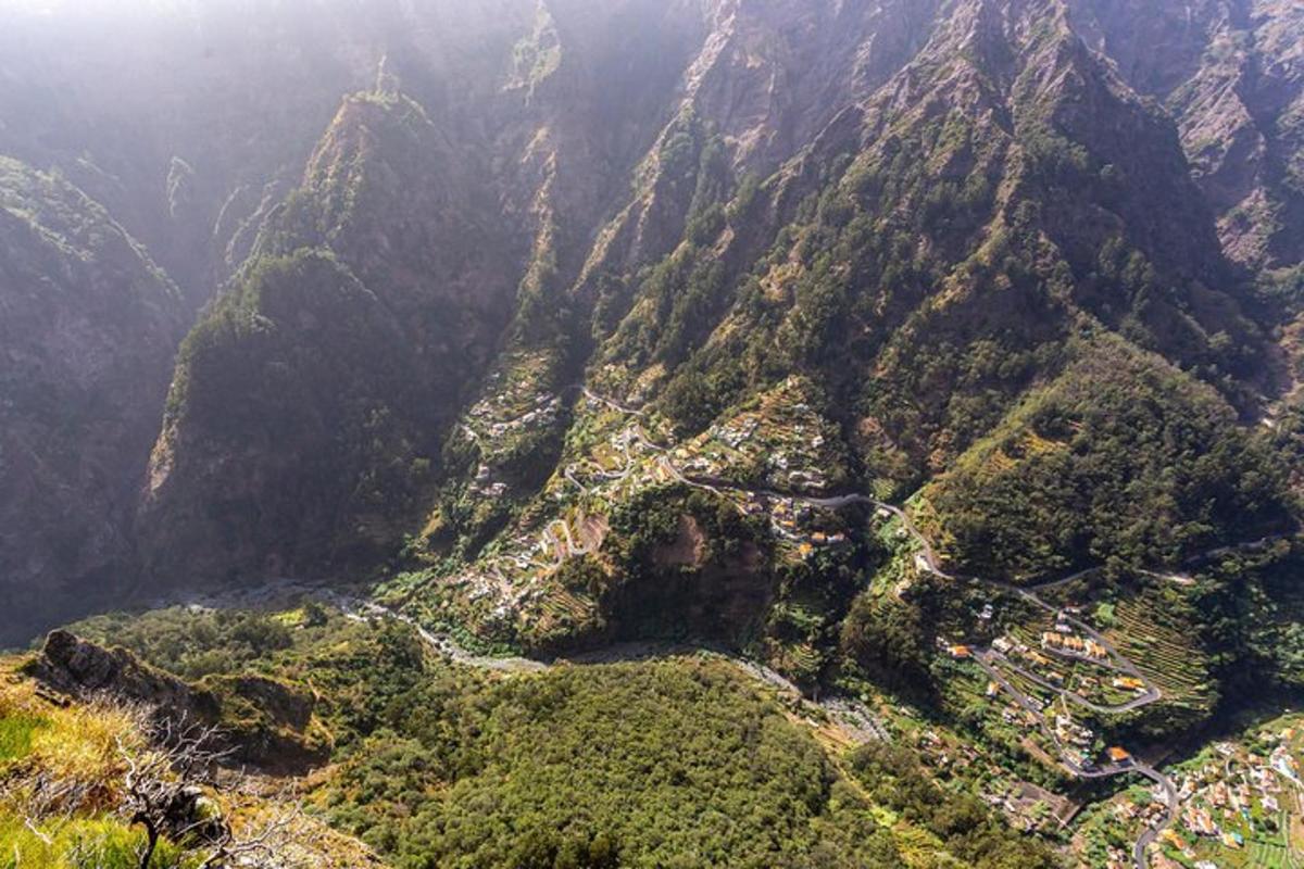 俯瞰一座山和一座城市