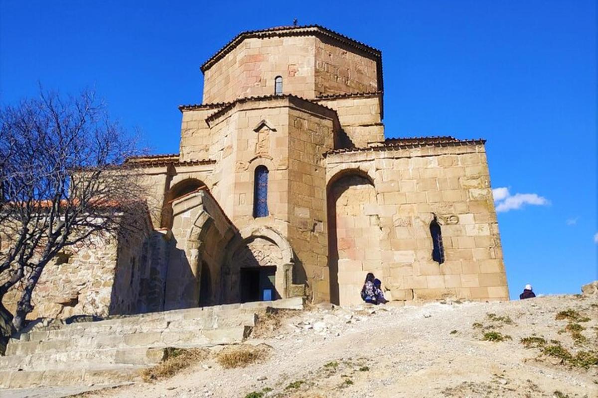 ένα παλιό κτίριο στην κορυφή ενός λόφου