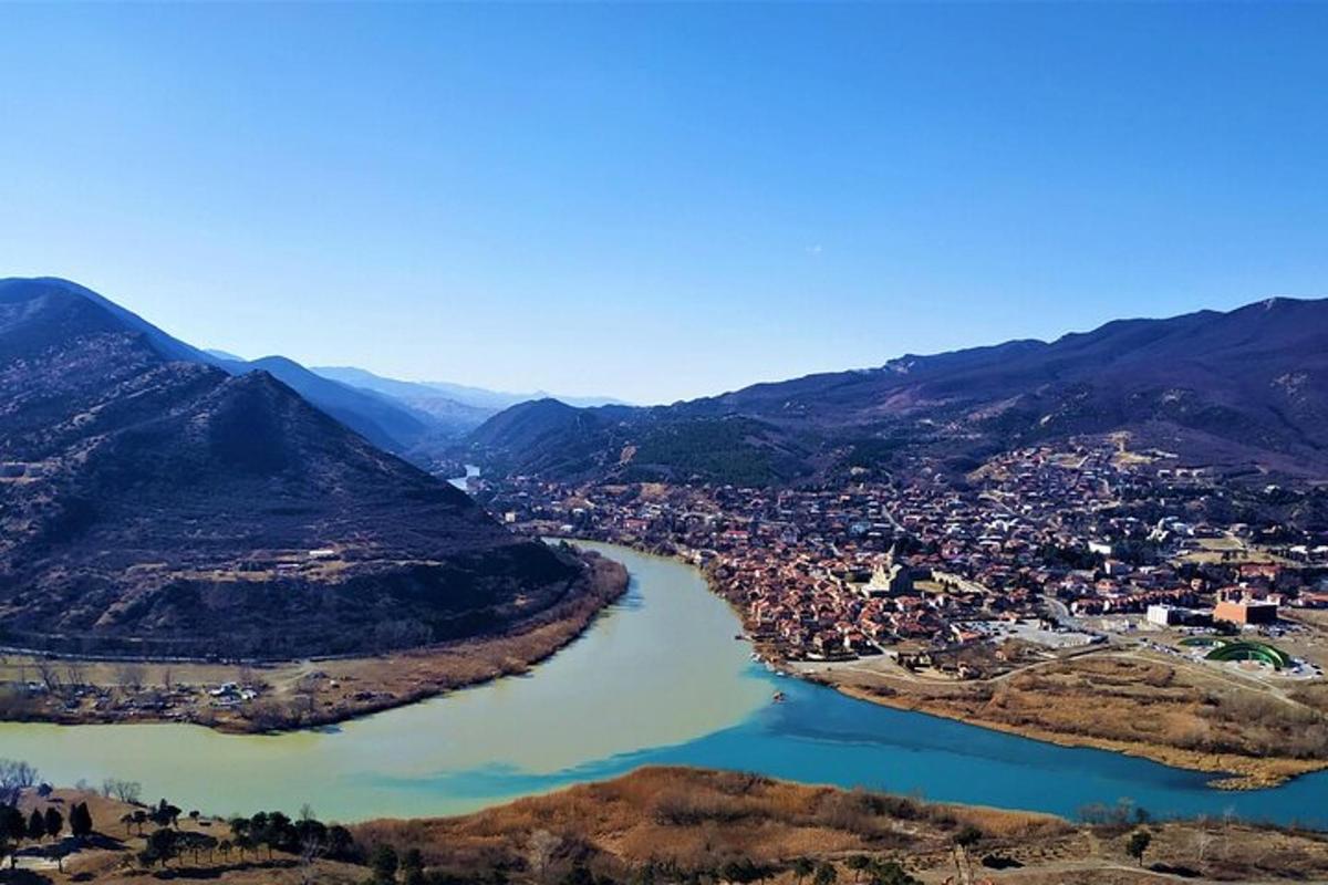 μια εναέρια άποψη μιας πόλης δίπλα σε ένα ποτάμι