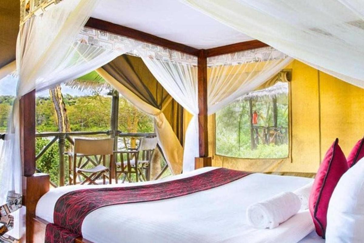 kamar tidur dengan tempat tidur dan balkon