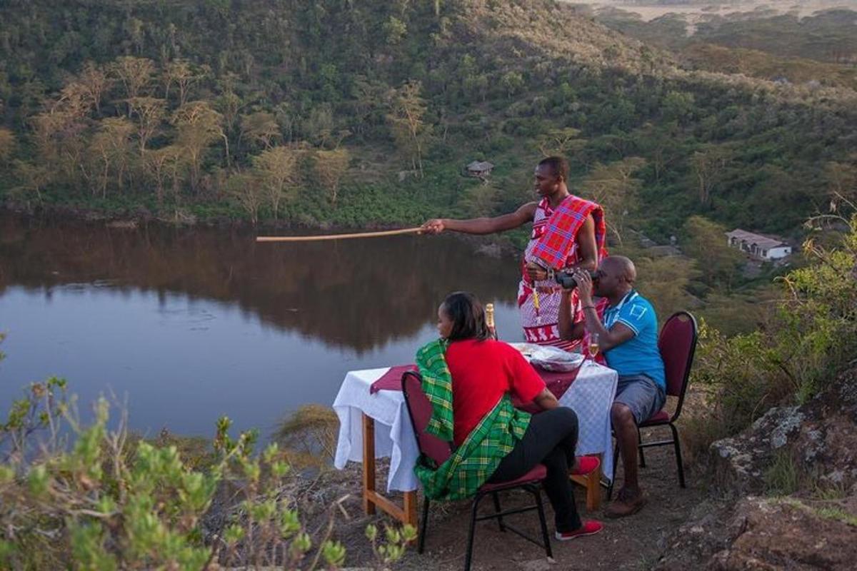 sekelompok orang yang duduk di meja dekat danau