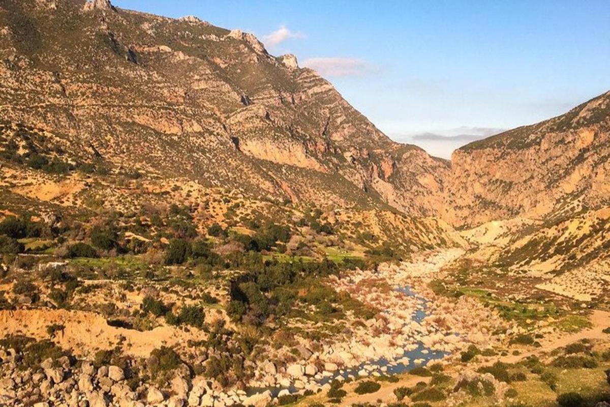 Una vista de una montaña con un río en un valle.