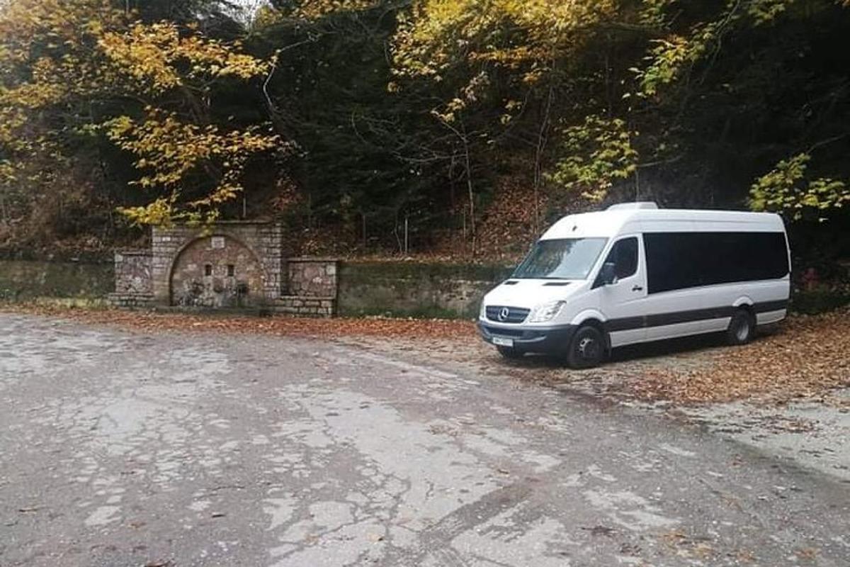 bílá dodávka zaparkovaná na kraji silnice
