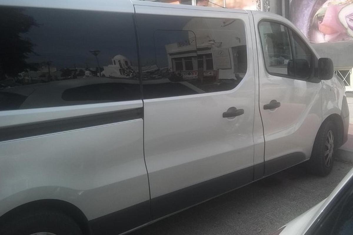 bílá dodávka zaparkovaná na parkovišti
