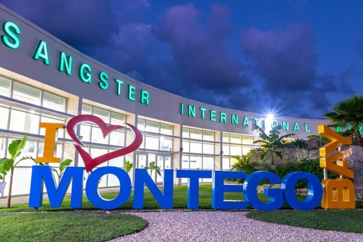 un edificio con l'insegna del montecristo internazionale