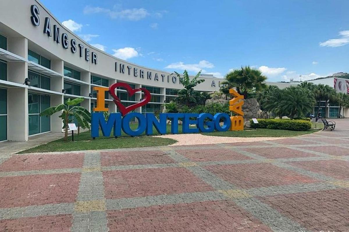 un edificio con un cartello davanti