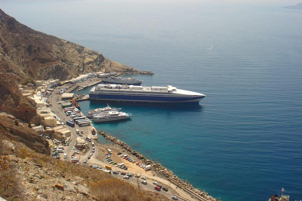 een cruiseschip aangemeerd in het water naast een strand