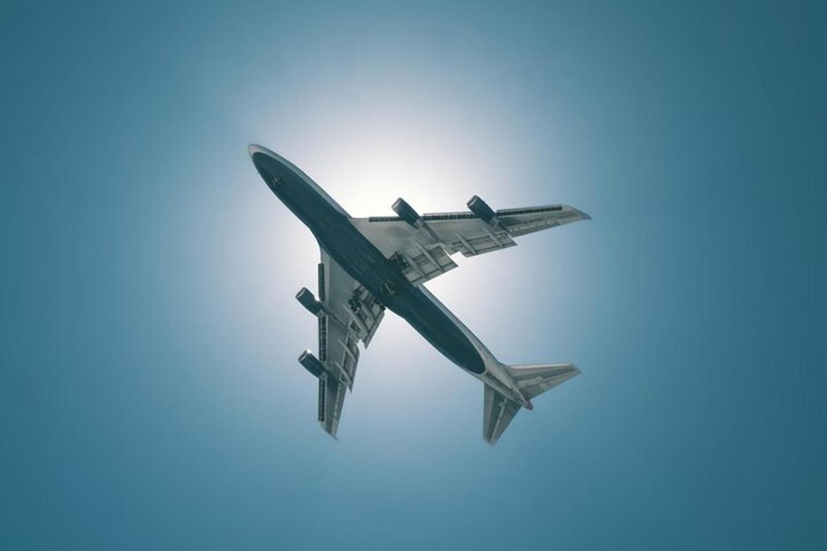 een vliegtuig vliegt in de lucht
