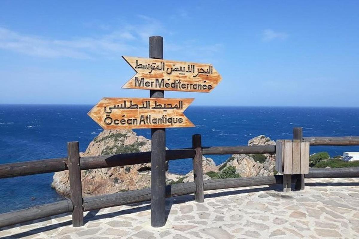 μια πινακίδα σε έναν φράχτη δίπλα στον ωκεανό