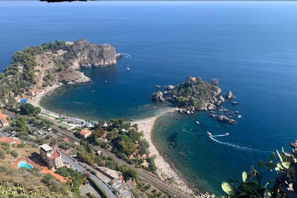 uma vista aérea de uma pequena ilha na água