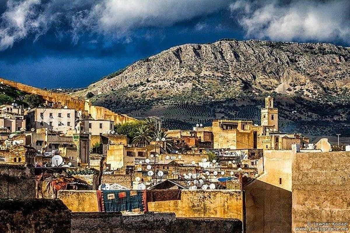μια θέα μιας πόλης με ένα βουνό στο βάθος