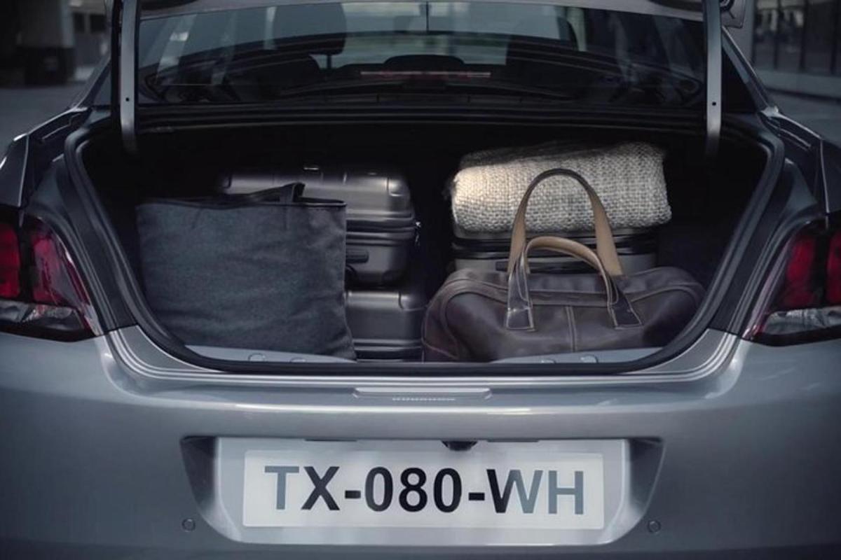 um porta-malas de um carro cheio de bagagem e bolsas