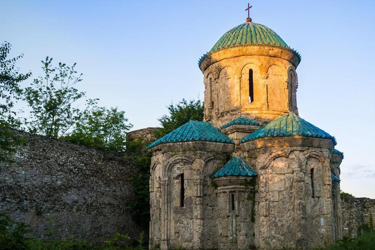 стара будівля з вежею із зеленим дахом