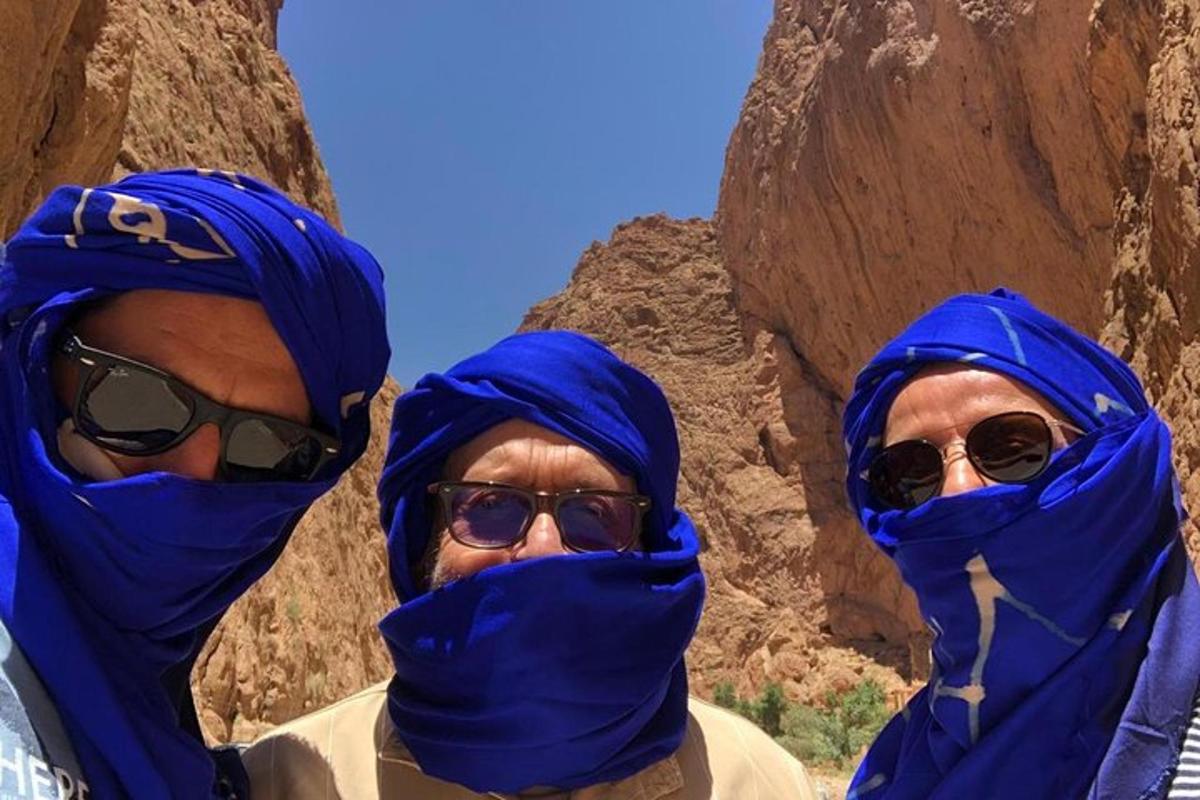 due persone che indossano foulard blu sulla testa