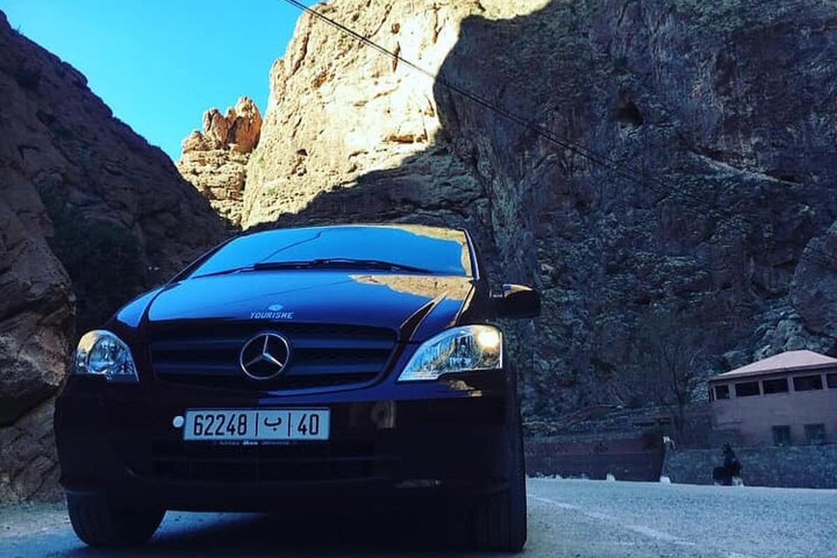 modré auto zaparkované pred horou