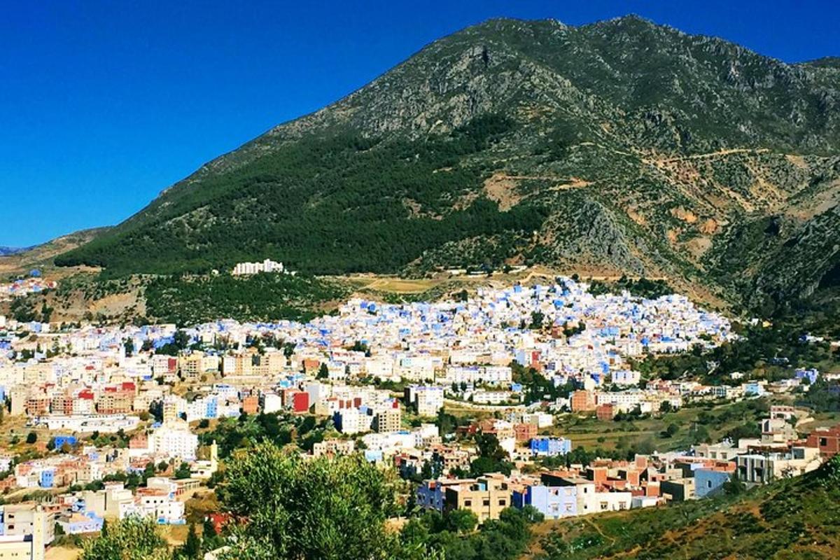 una vista di una città su una montagna