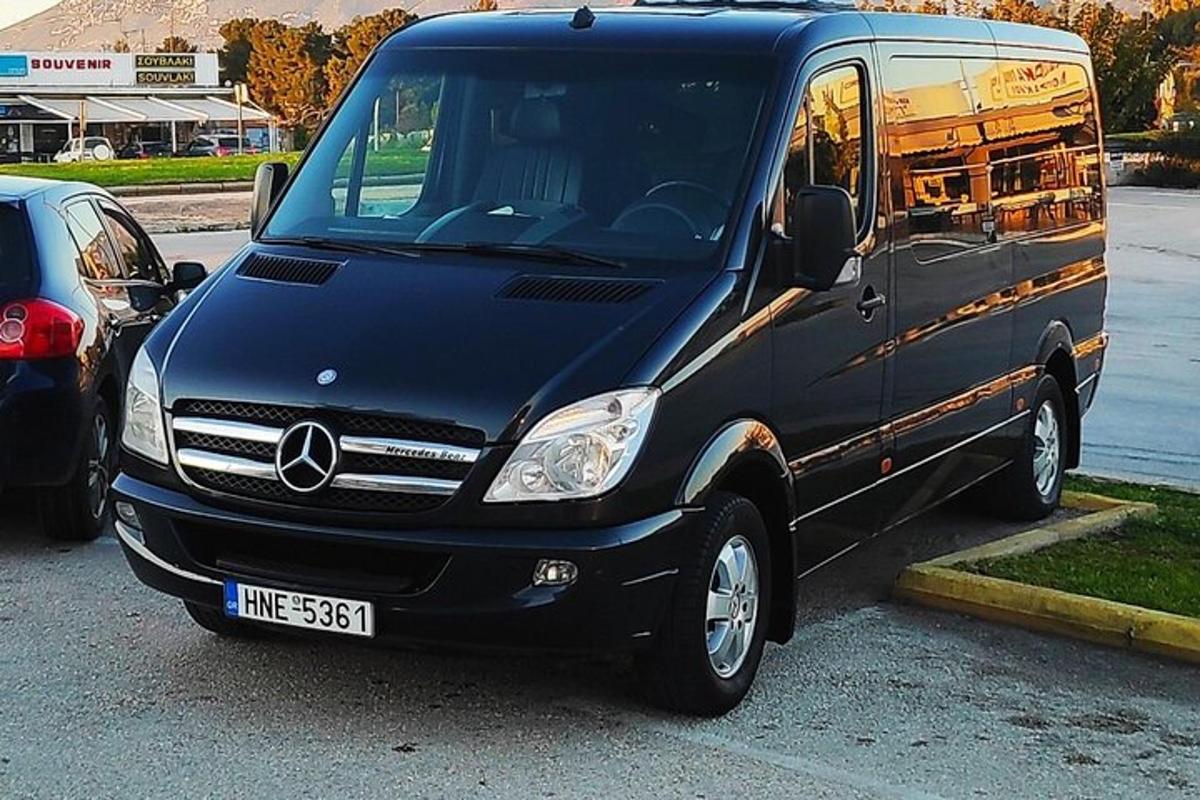 uma van preta estacionada em um estacionamento