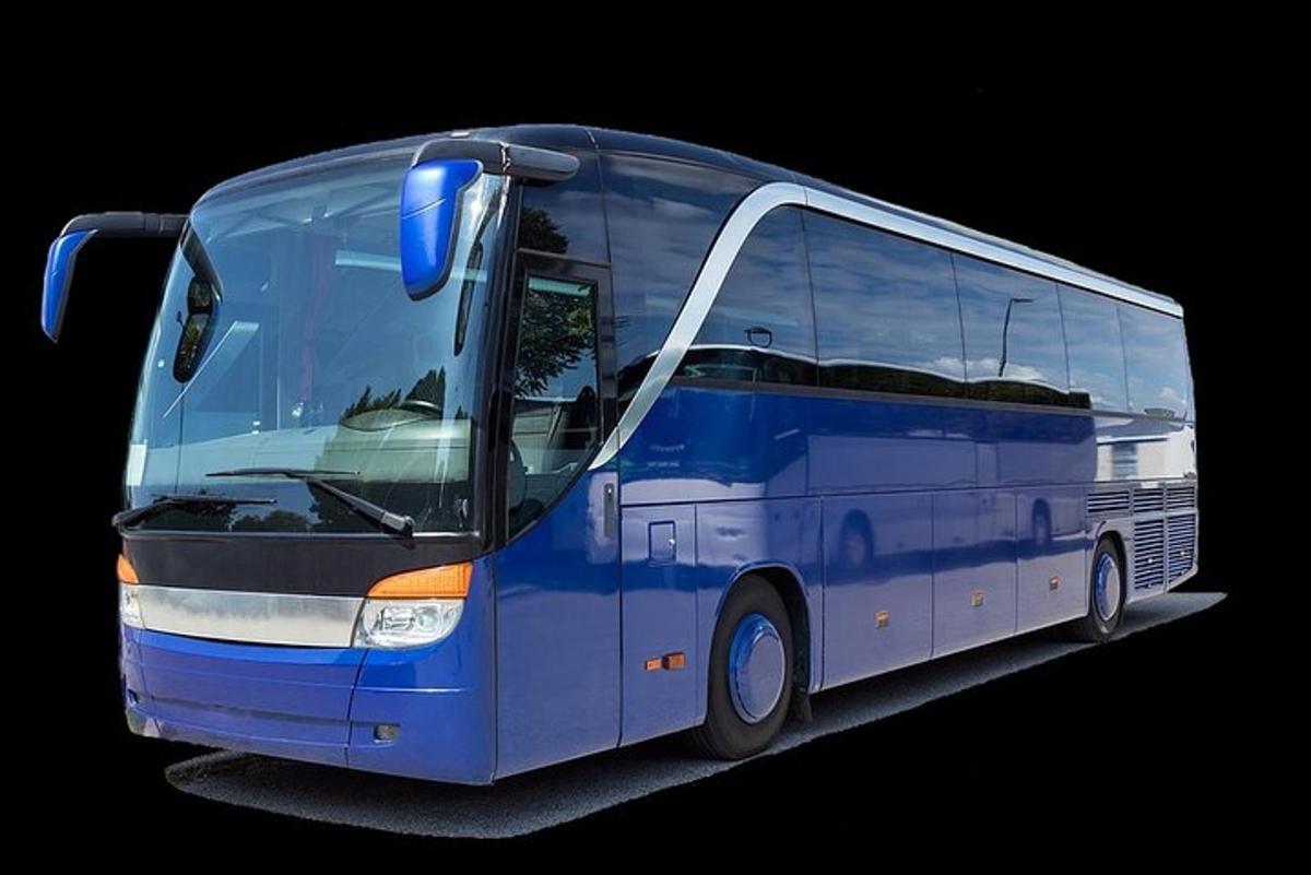 isang asul na bus ang nakaparada sa isang itim na background