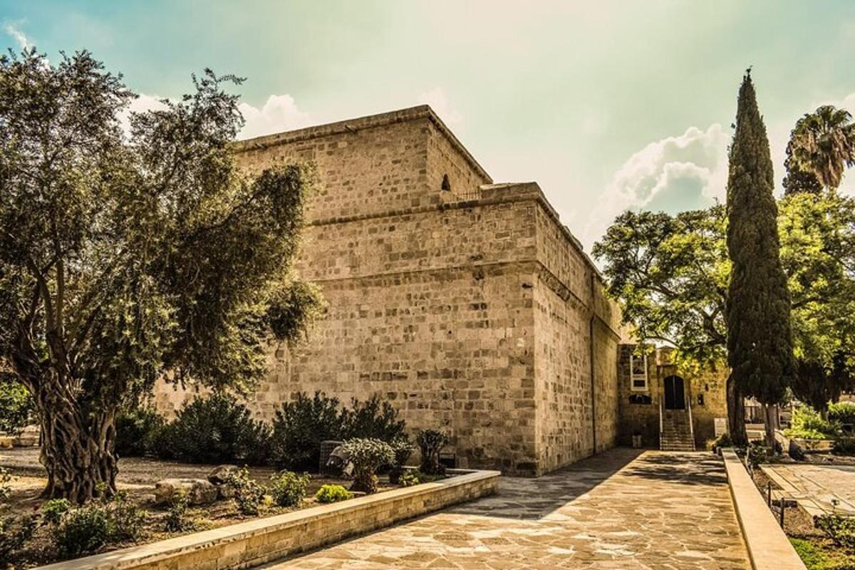 um grande edifício de tijolos com árvores na frente
