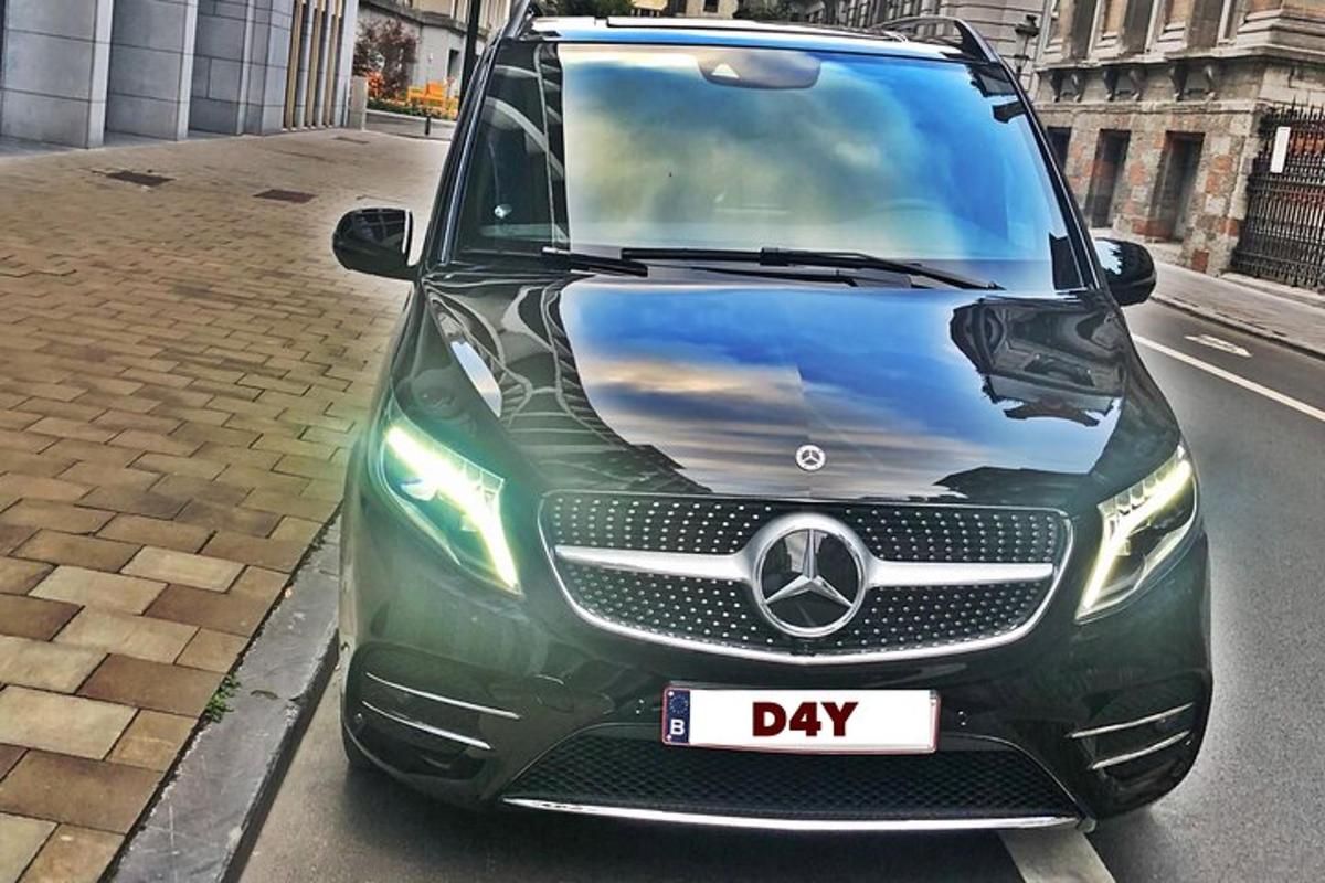 zelené auto zaparkované na kraji ulice