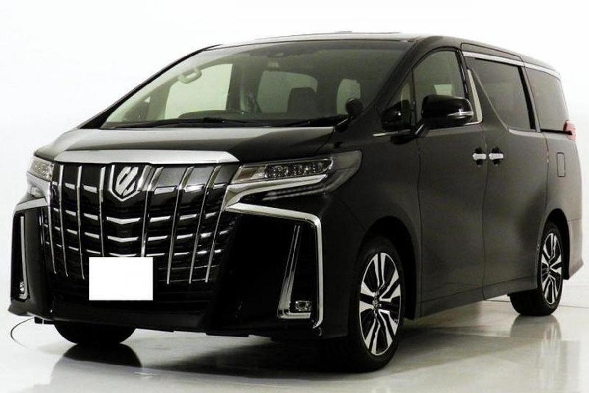 un furgone grigio è parcheggiato in un garage