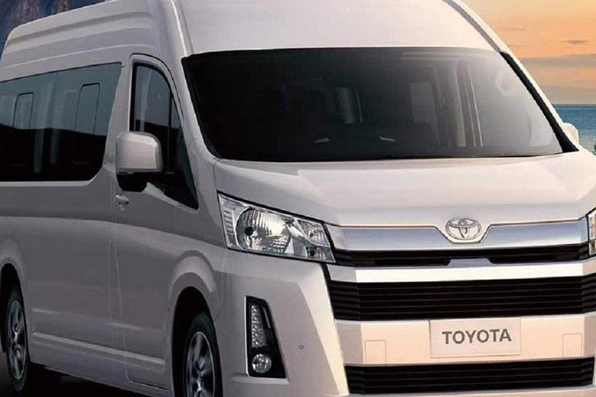 un furgone Toyota bianco parcheggiato vicino all'oceano