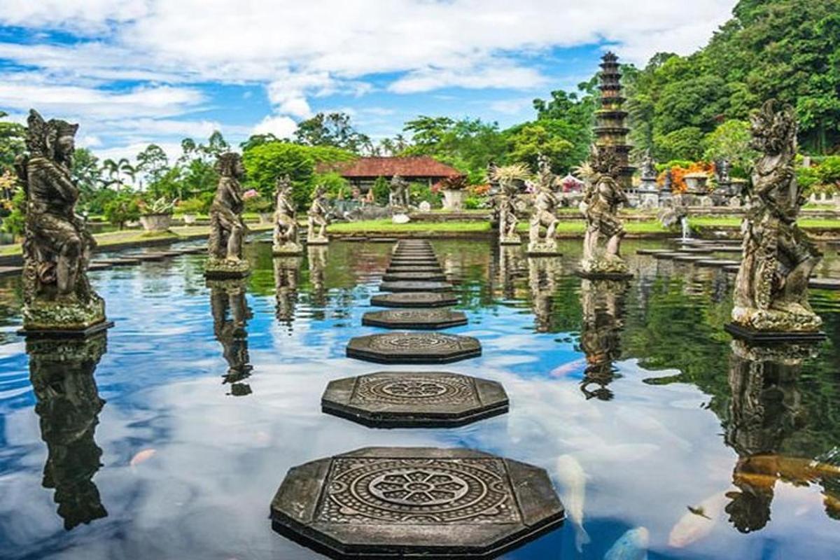isang templo sa isang hardin na may mga estatwa sa tubig