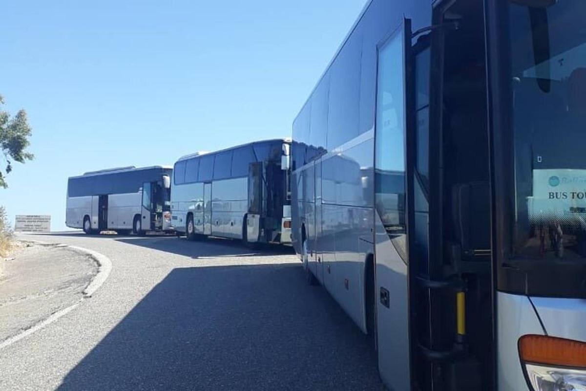 három busz parkol az út szélén