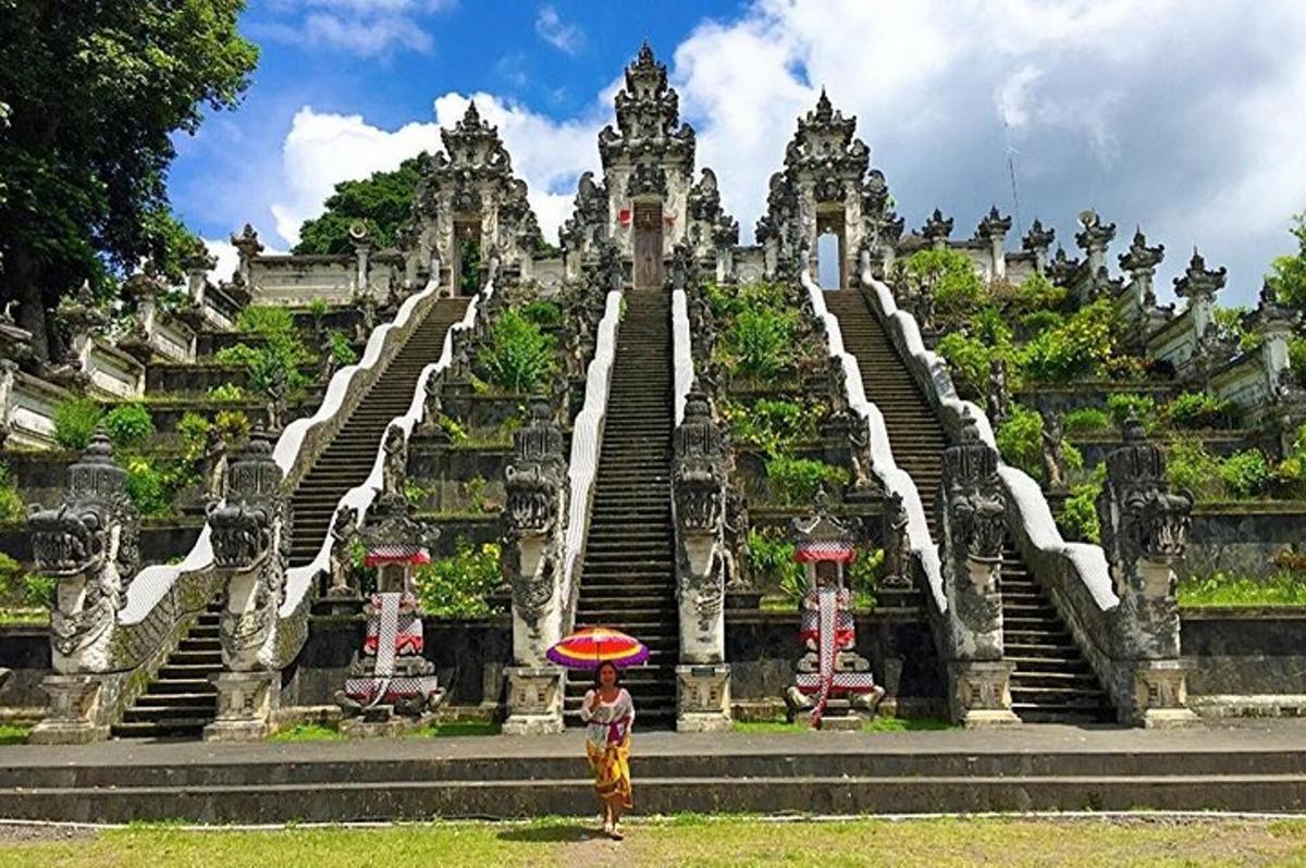 isang taong may payong na nakatayo sa harap ng isang gusali