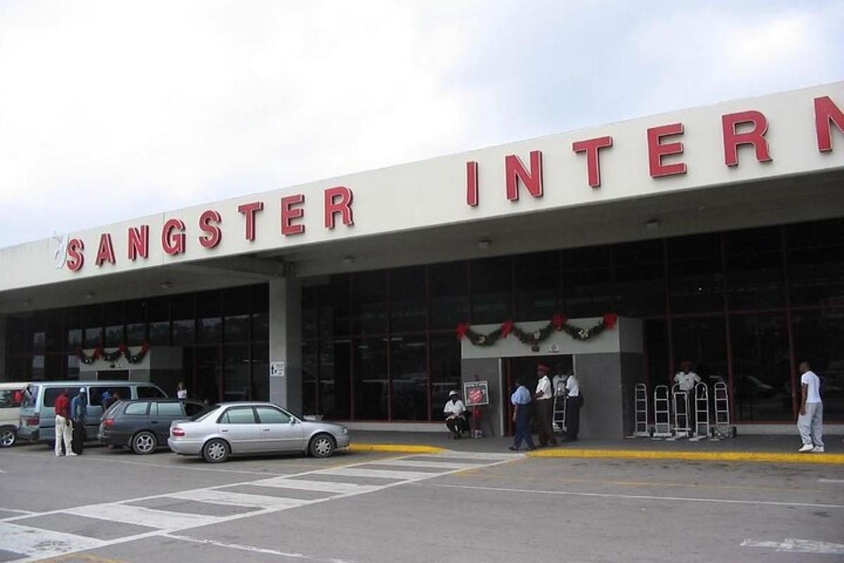 um supermercado com carros estacionados em um estacionamento