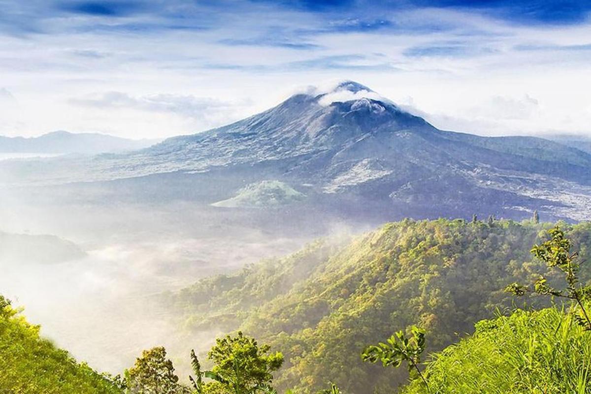 tanawin ng bundok na may fog sa harapan nito