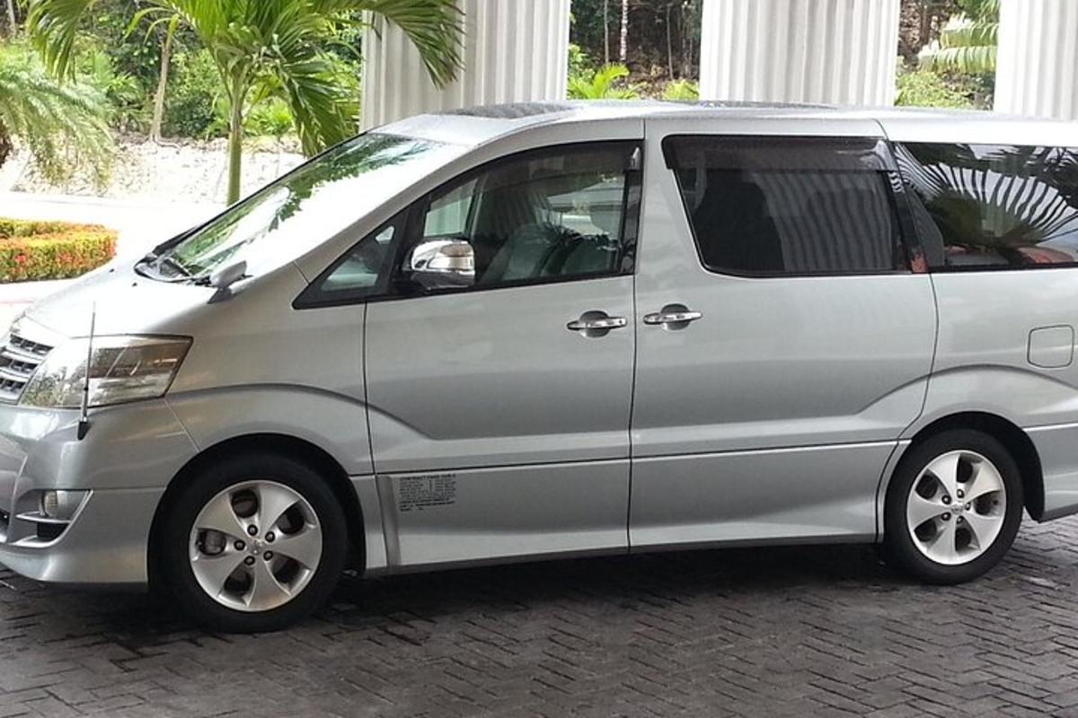 uma van prateada está estacionada em uma rua