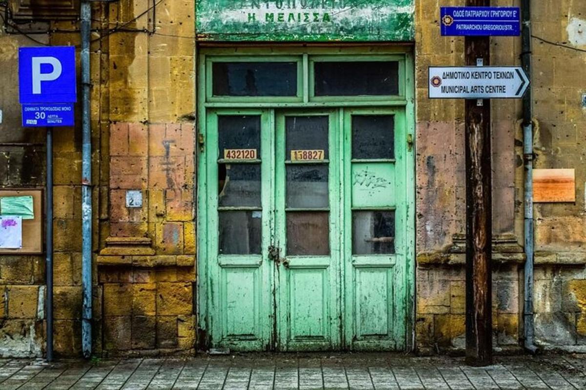 зелена врата са стране зграде