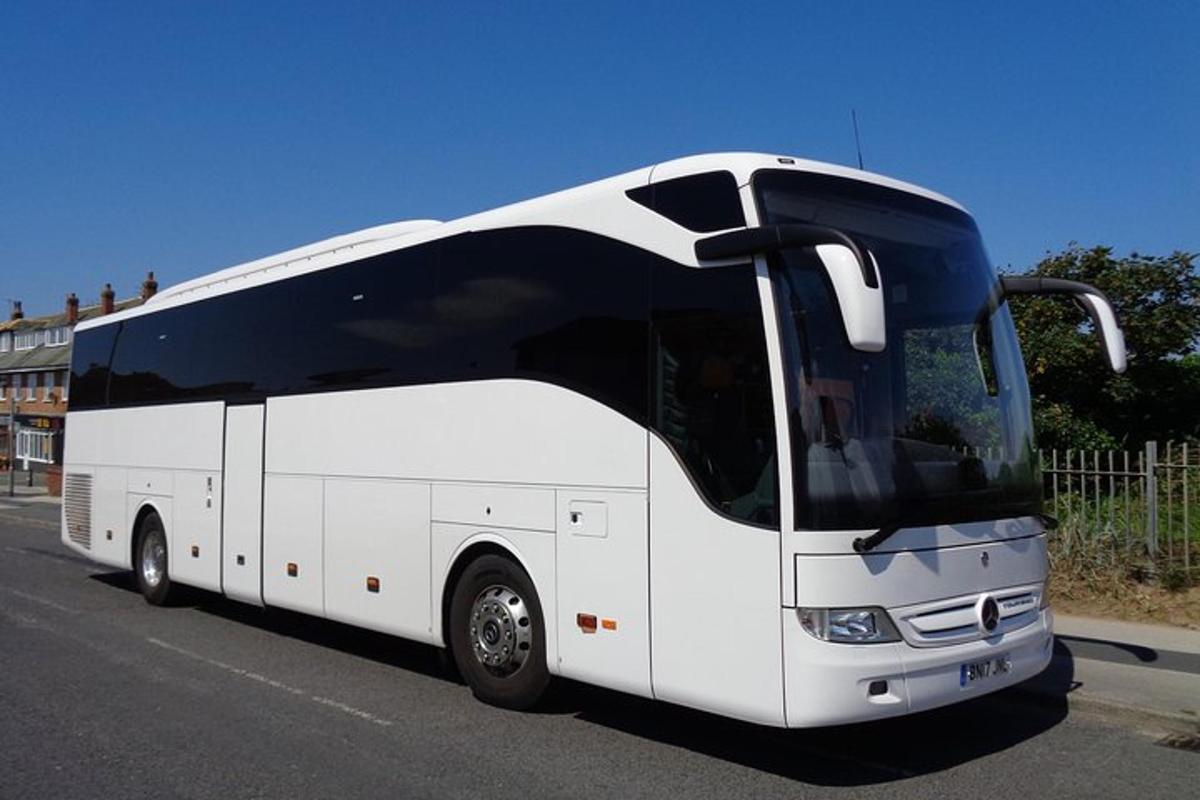Na ulici stojí velký bílý autobus