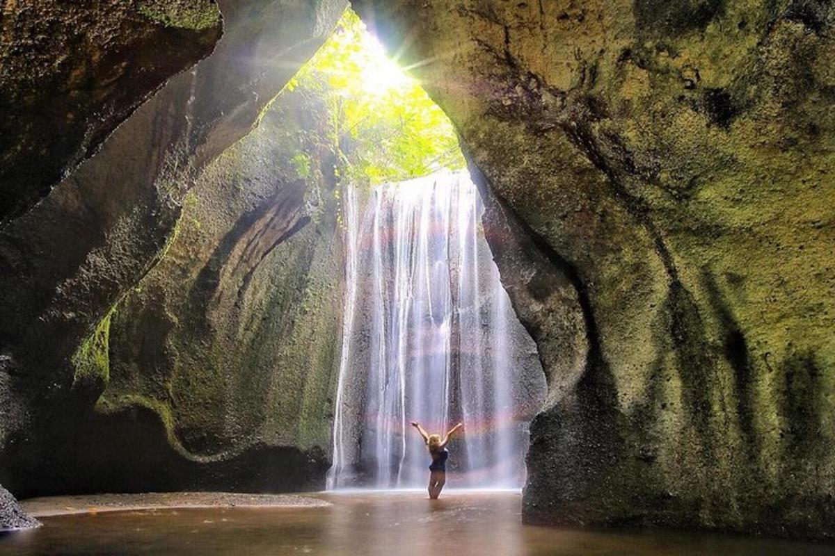 una mujer parada frente a una cascada