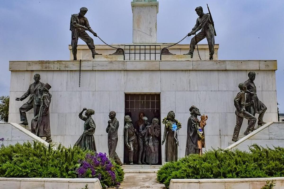 una statua di uomini in cima a un edificio