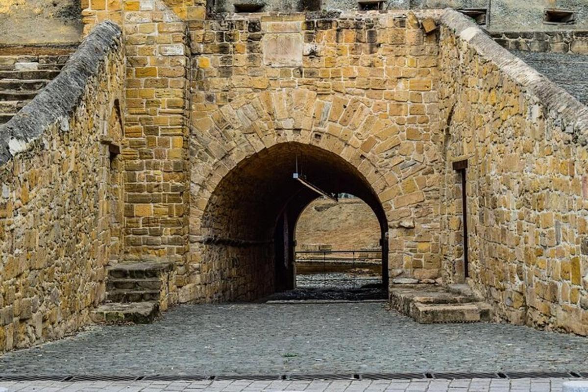 un muro di mattoni con un arco in un edificio